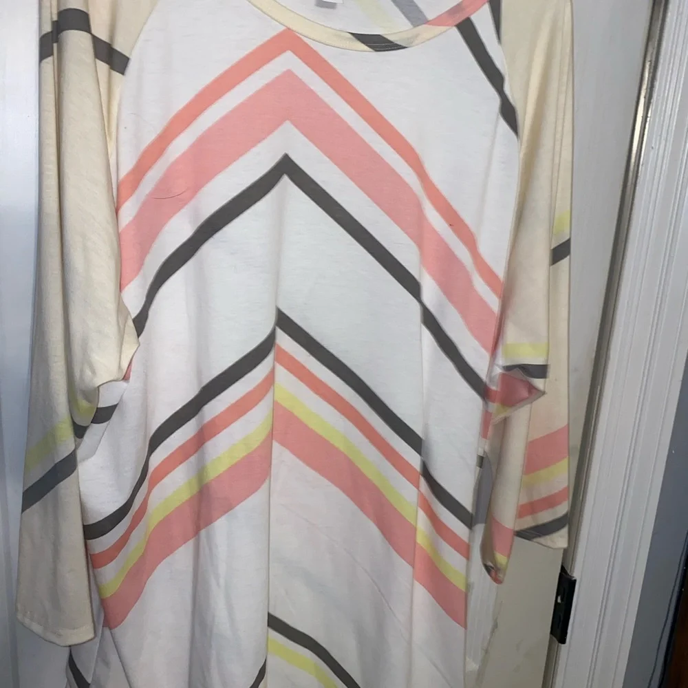 LuLaroe soft Randy Tee - Picture 2 of 3